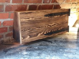 Zabudowa skrzynki elektrycznej w stylu średniowiecznym